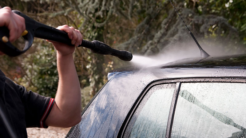 High pressure cleaner om een auto te wassen.